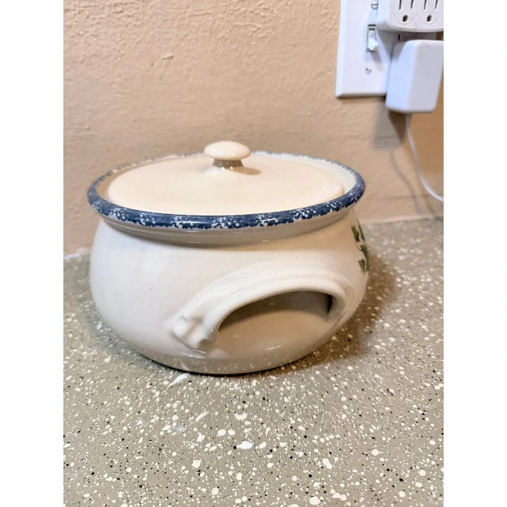 Vintage Style Ivy Leaf Ceramic Casserole Dish with Lid Blue Speckled‎ Rim Cream